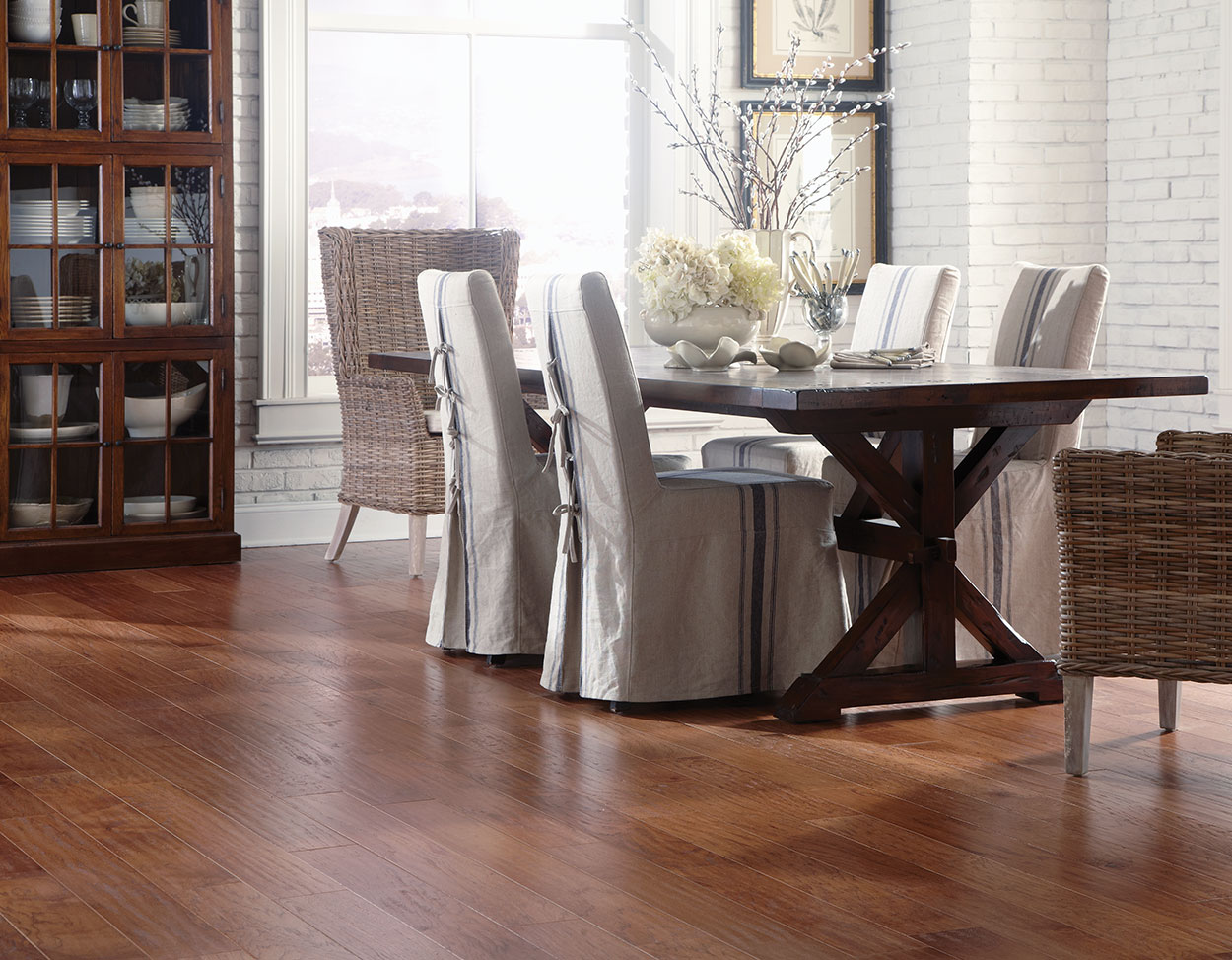 Saddle flooring in a room