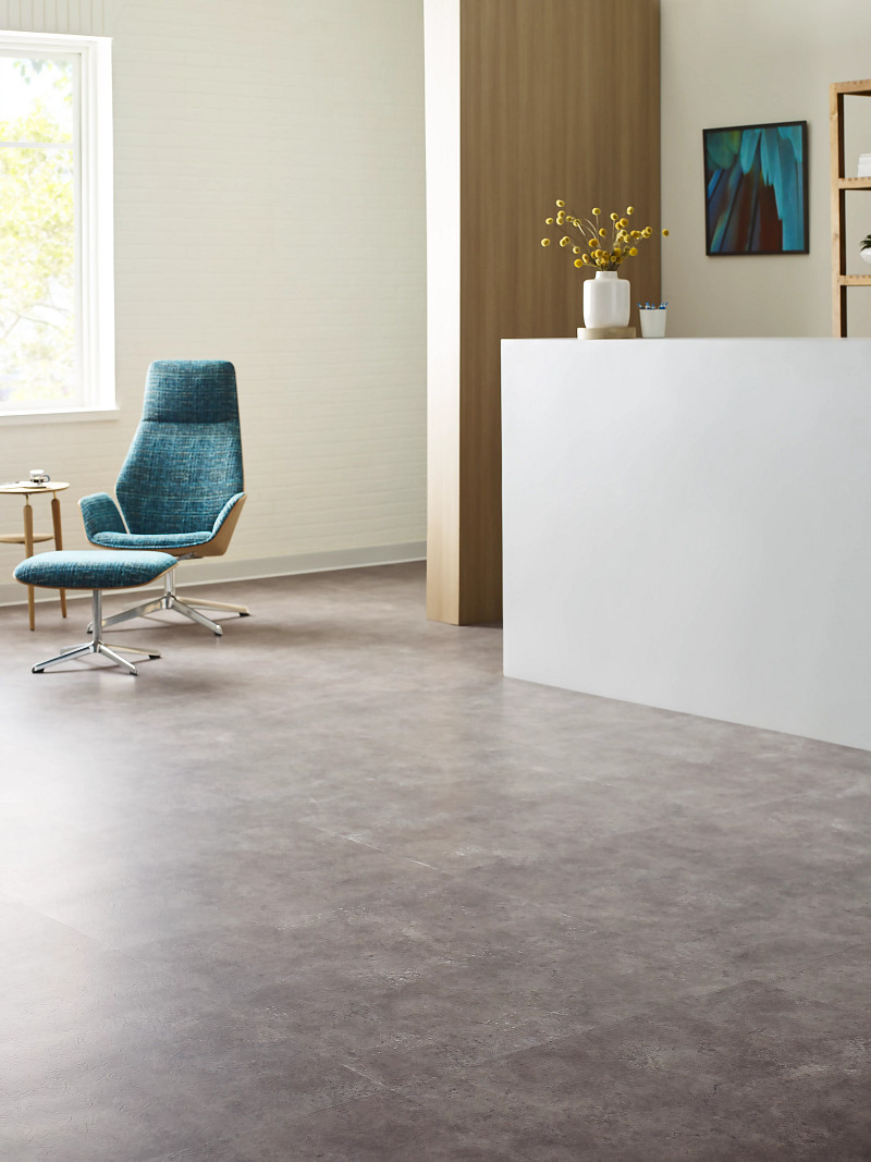 Plateau flooring in a room