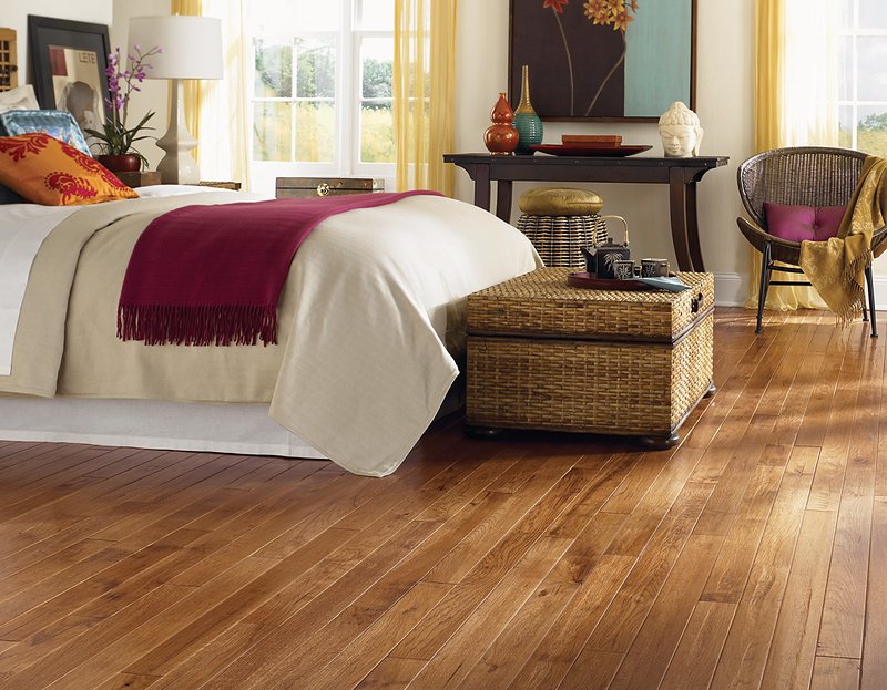 Saddle flooring in a room