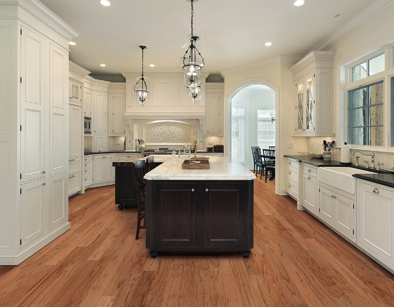 Saddle flooring in a room